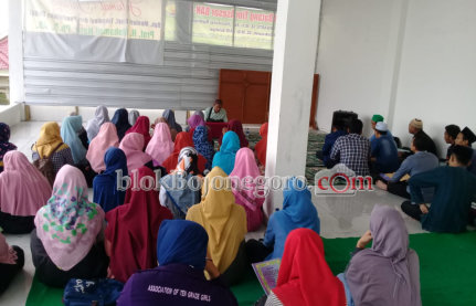 Bersama PMII Attanwir , Puluhan Mahasiswa Ikuti Kajian Kitab Kuning